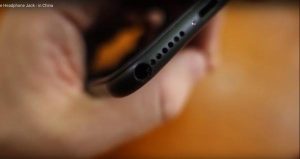 不满苹果霸权,国外小哥在华强北花120天,给iPhone7加上了耳机口