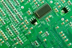 为什么PCB板上下面的蚀刻程度不同?