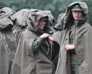 别把“防泼水”衣当雨衣——说说服装防泼水和防水的区别